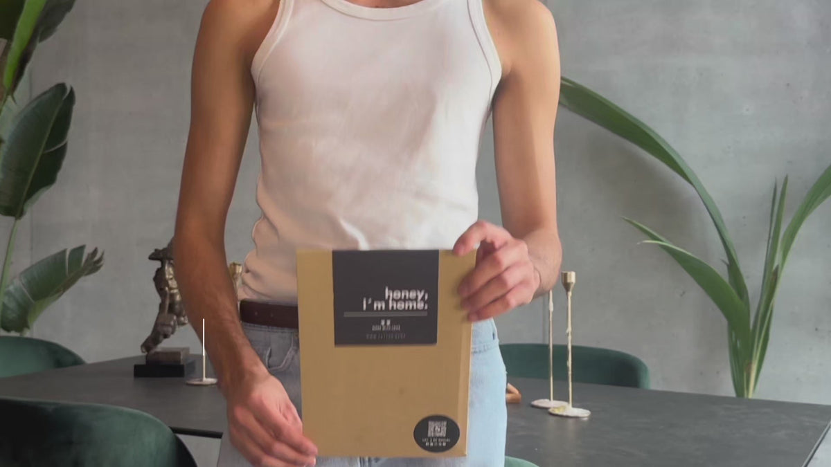 Person mit einer Tattup-Packung vor dem Auftragen