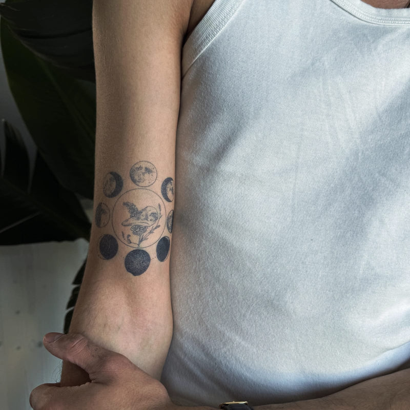 Mondphasen-2-Wochen-Tattoo auf einem Unterarm
