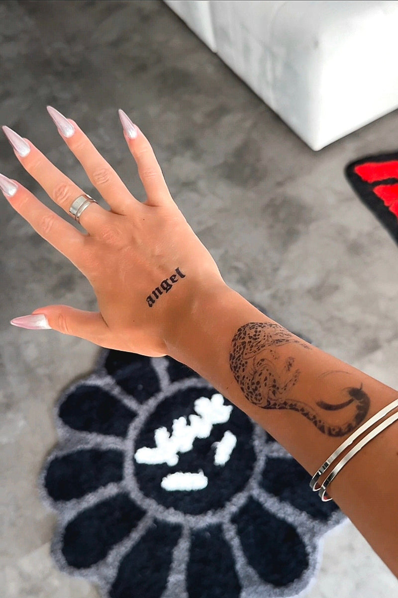 Hand mit dem Wort angel als Schriftzug-Tattoo in Schreibschrift