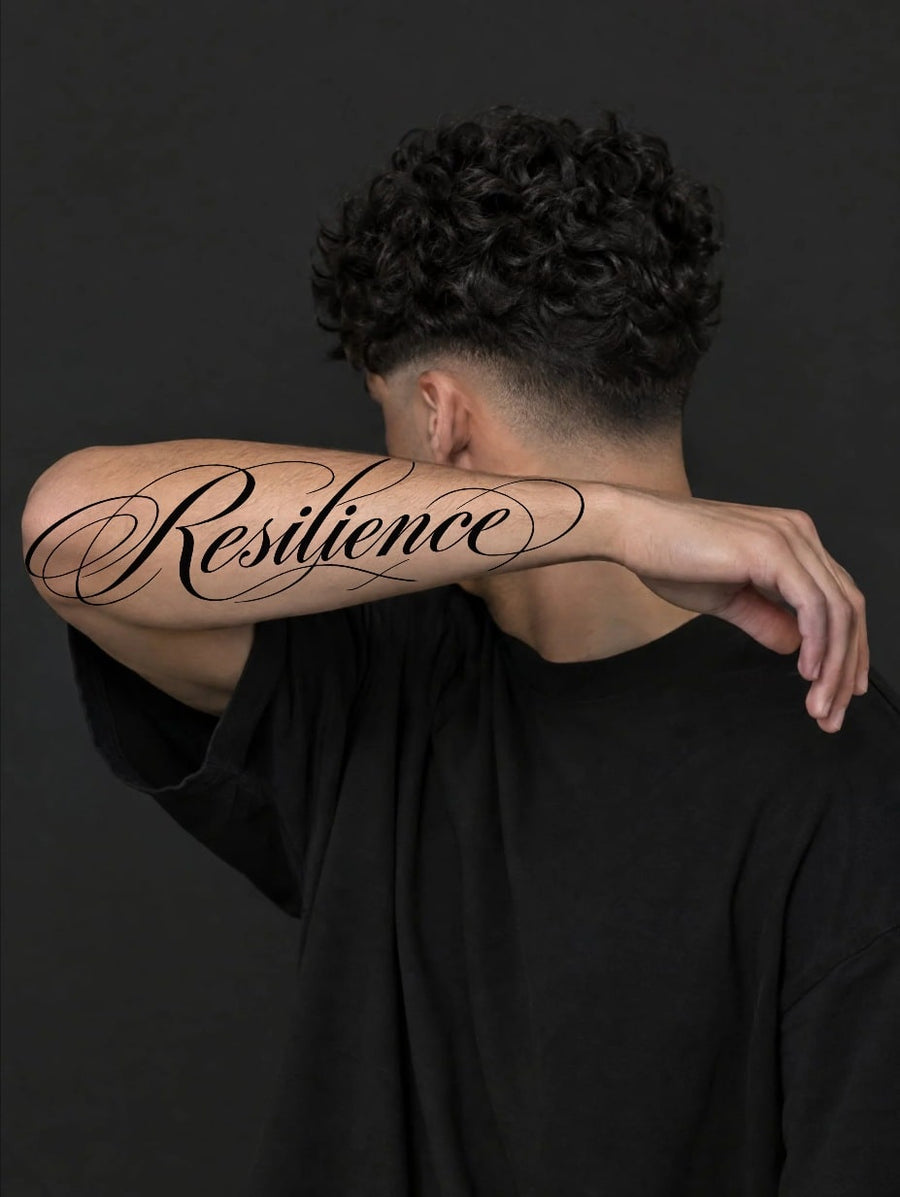 Resilience-Schriftzug in Huge auf dem Unterarm in der Studio-Vorschau