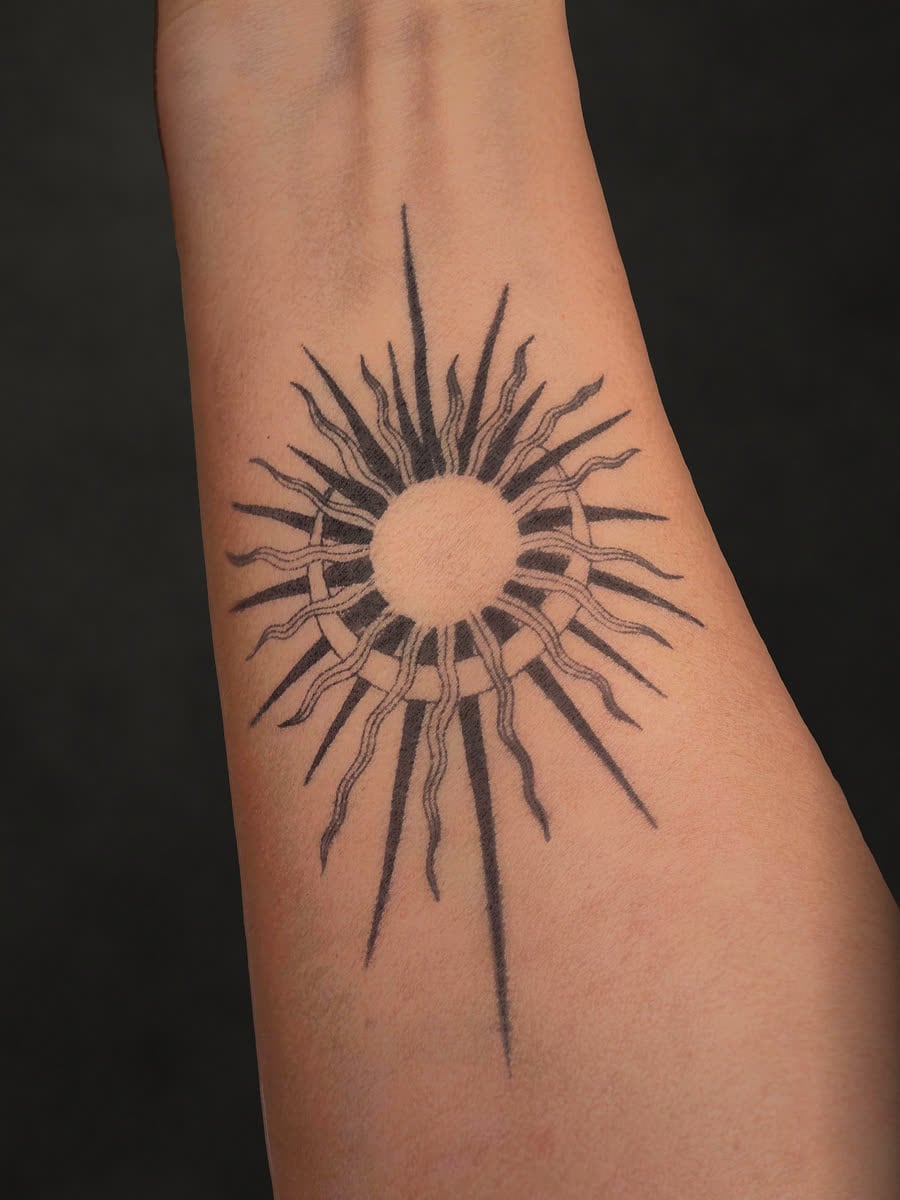 Nach 24–⁠48 h: dasselbe Tattoo in voller, dunkler Farbe