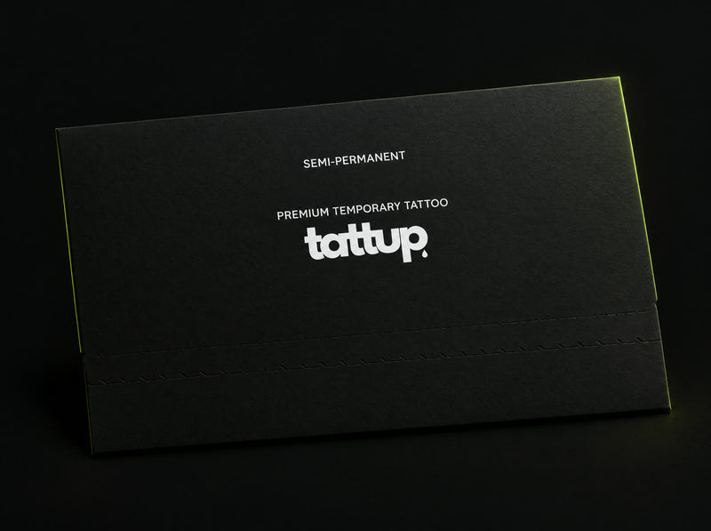 Tattup Packung: schwarzes Kuvert mit Tattup-Logo und der Aufschrift Premium Temporary Tattoo